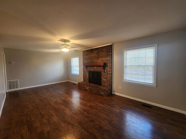 Building Photo - 3 Bedroom 2 Bath home in Newnan, GA Large Wooded Lot - Rural Setting