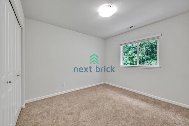 Building Photo - Bothell 5BR 3Bath-on a quiet neighborhood with smart upgrades + EV charging