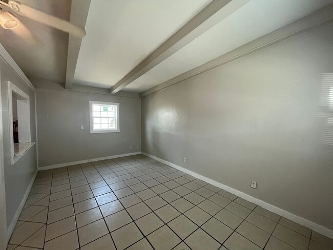 Building Photo - FLOUR BLUFF ONE BEDROOM W/ BILLS PAID!!
