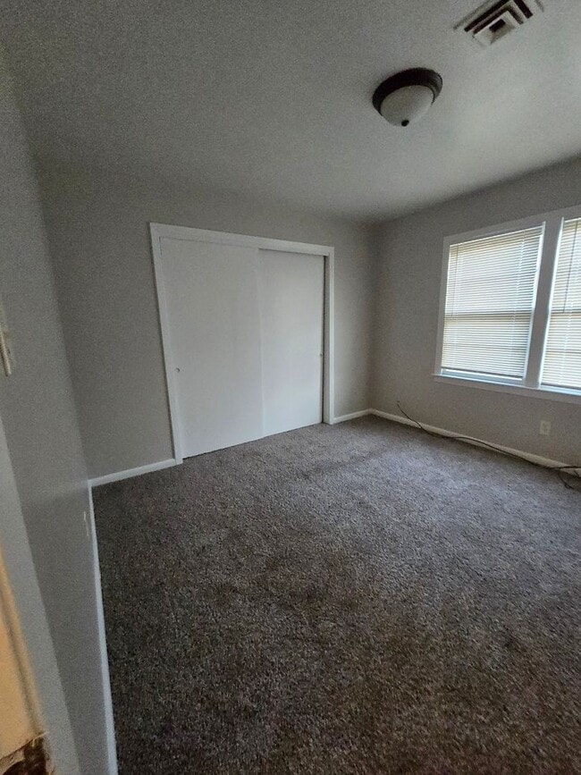 Building Photo - 3 bedroom 1 bathroom