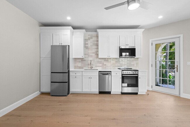 Building Photo - 212 Oleander Ave