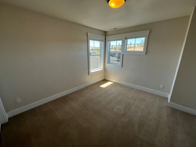 Building Photo - Beautiful 3 Bed/2.5 Bath Home in NW Bend - Fields Street
