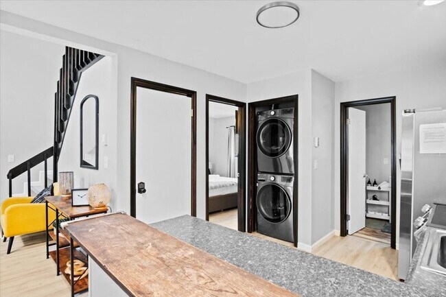 Building Photo - 1150 Country Club Dr