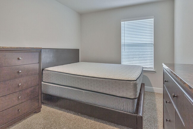 Building Photo - 1022 McLaren Cir