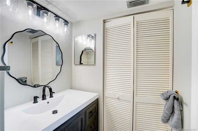 Building Photo - 331 Golfview Cir