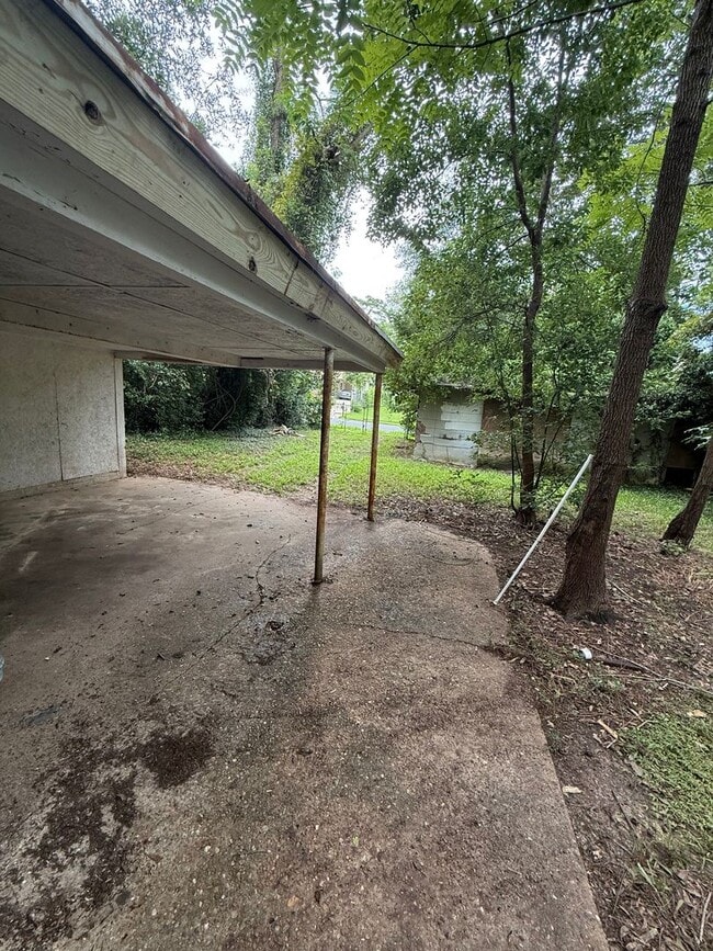 Building Photo - 4 Bed 2 Bath House with Bonus Room and Fen...