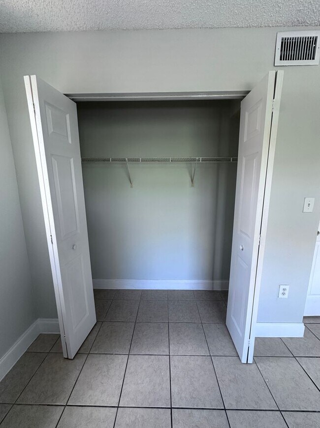 Building Photo - LARGE 3 BED/2.5 BA IN CORAL SPRINGS! Up to 3-Months Off!