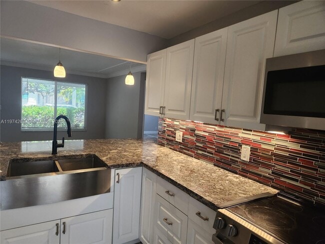 Building Photo - 107 18th Ave S