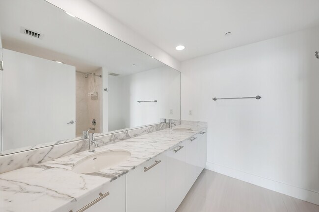 Building Photo - 950 Brickell Bay Dr