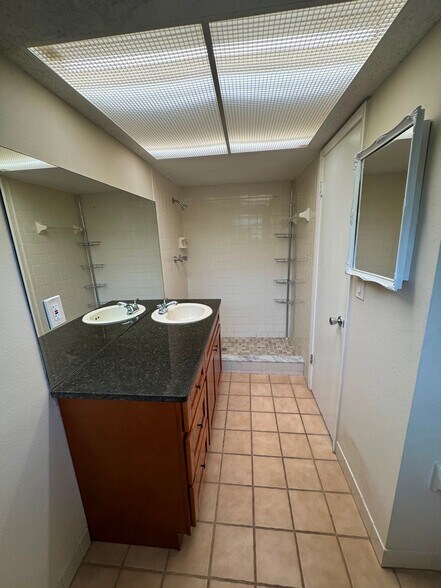 Building Photo - 9945 Woodridge Ct
