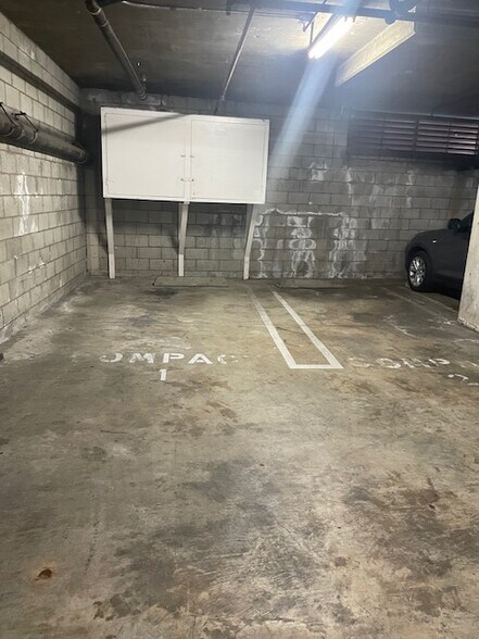 Building Photo - 108 W Maple St