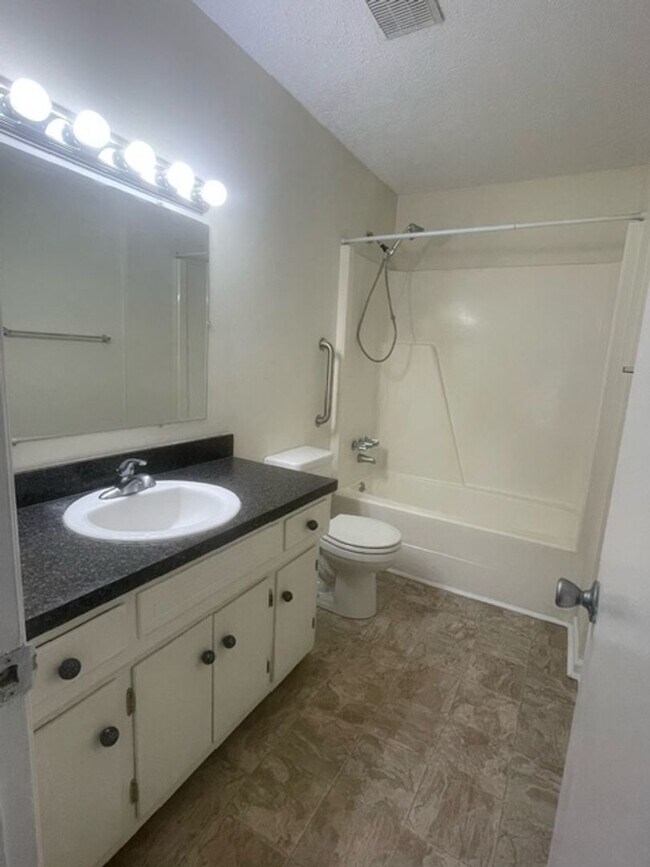 Building Photo - Quail Ridge Apartments 2