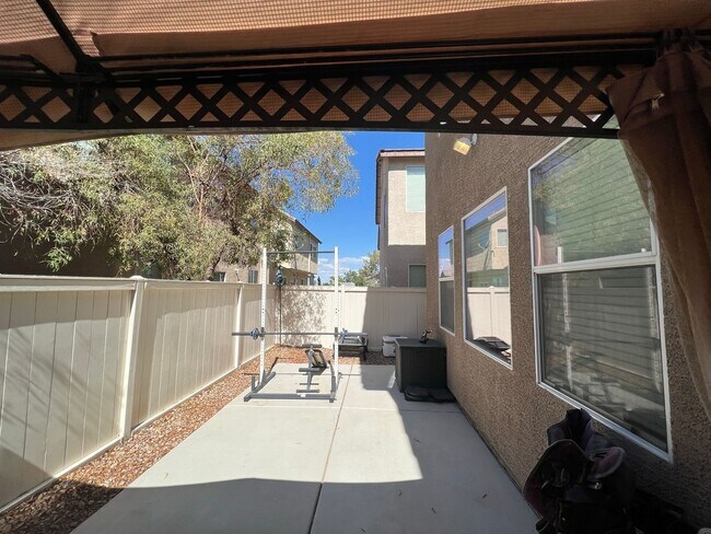 Building Photo - ABSOLUTELY AMAZING! Large 4 bedroom 2 stor...
