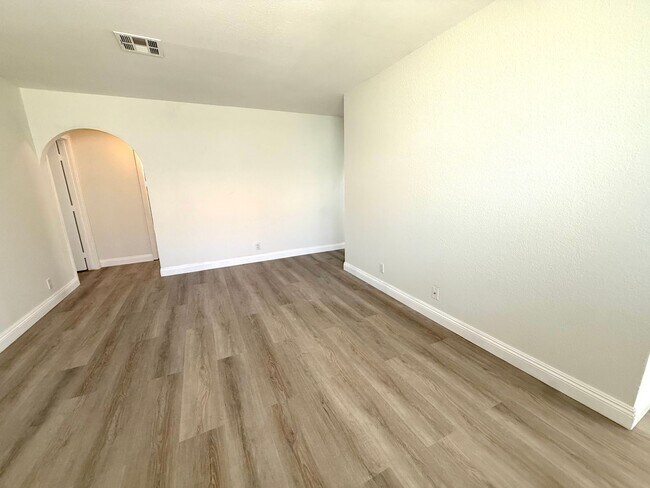Building Photo - SPACIOUS 2BED/2BATH CONDO * SECOND FLOOR UNIT*