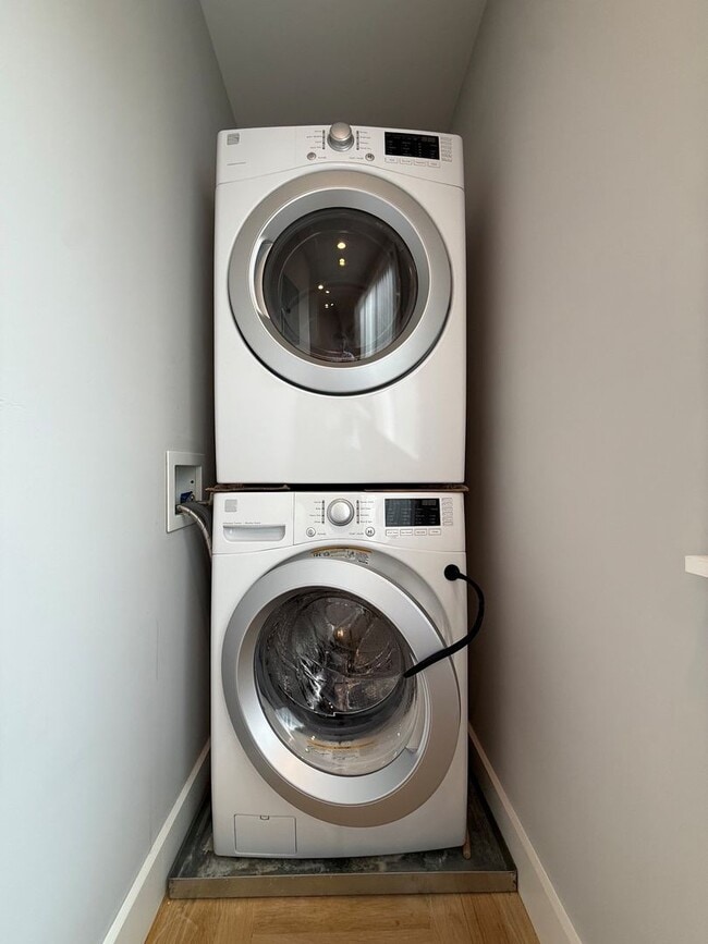 Building Photo - Spacious 1BD/1BA with In-Unit Laundry – Prime Commuter Location