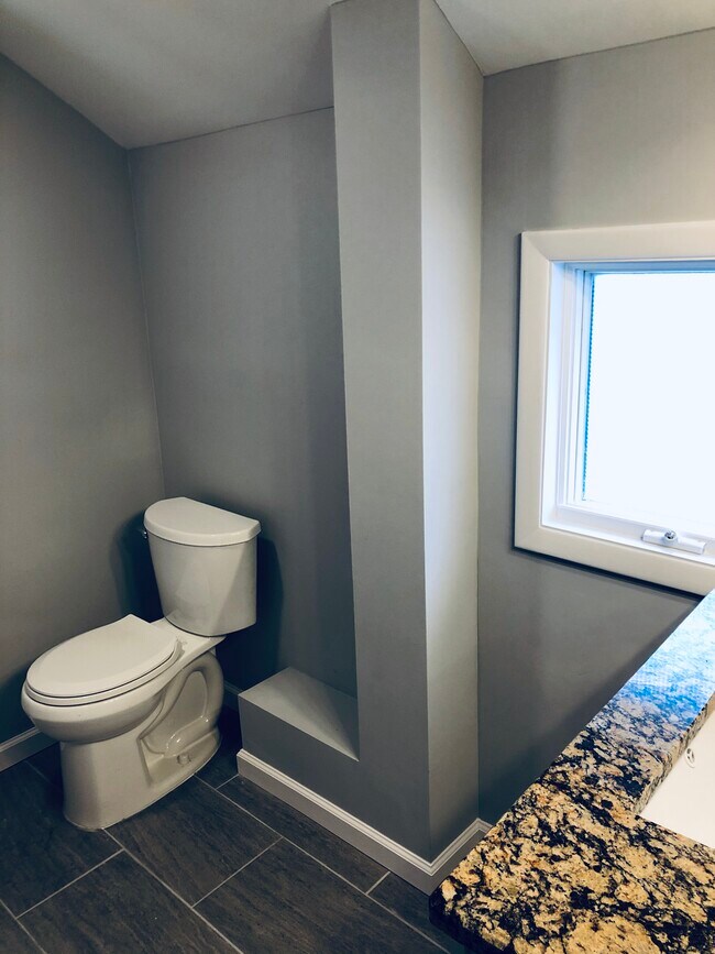 Building Photo - 2416 W 10th St