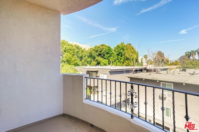 Building Photo - 1410 N Curson Ave