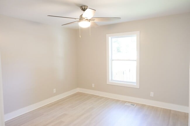 Building Photo - Charming 2BR/2BA Home