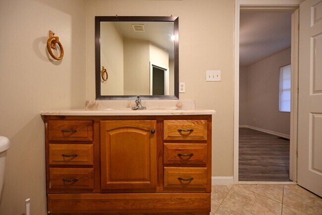 Building Photo - Stunning 3BR / 3BA Home on 2.48 Acres – Hillsborough, NC