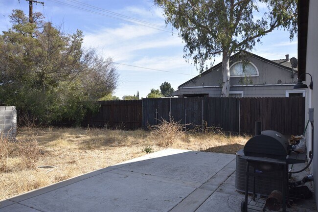 Building Photo - 1953 Juliesse Ave