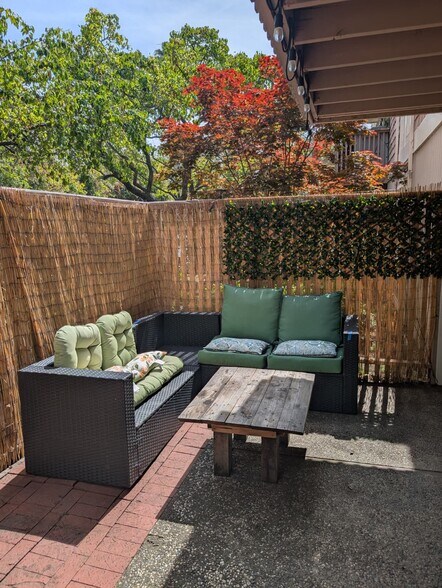 Building Photo - 280 Easy St