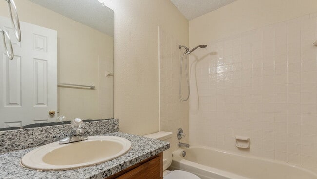 Building Photo - "Cozy 3-Bedroom Fayetteville Home with Mod...