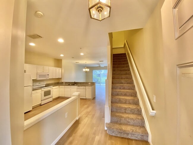 Building Photo - 860 Hampton Cir