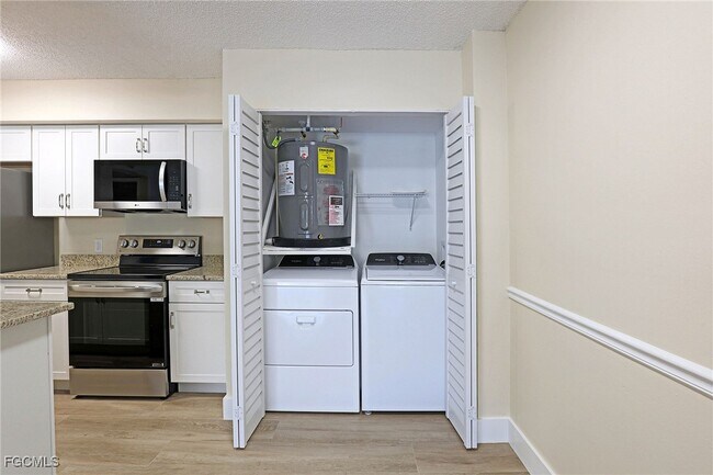 Building Photo - 5331 Summerlin Rd