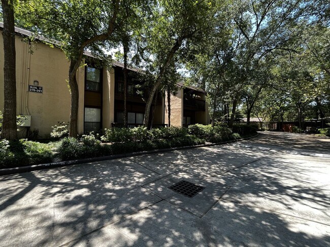Building Photo - Adorable 1 bedroom, 1 bath Town-Home!!