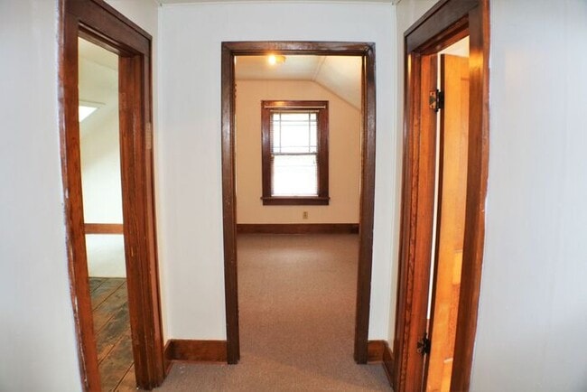 Building Photo - $1,300 | 1 Bedroom + Bonus Room, 1 Bathroo...
