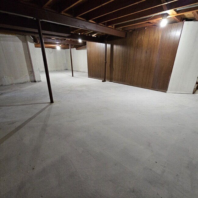 Building Photo - Updated 2 Bedroom Ranch with Open Living Room that Flows Through Kitchen, Dining Area to Great Ro...