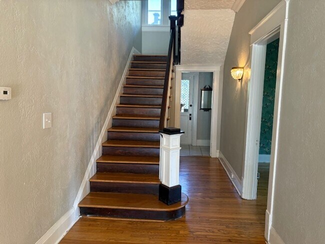 Building Photo - Historic Downtown Murfreesboro TN 3050 SF, 5BR/2BA for rent