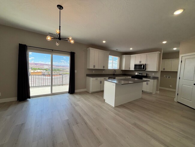 Building Photo - SPACIOUS HOME FOR RENT!