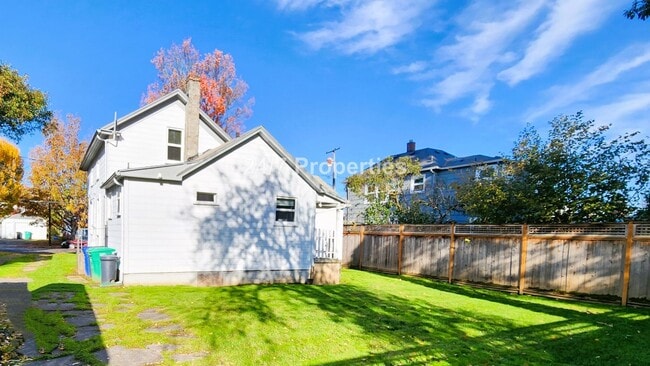 Building Photo - Charming 2 BD | 1 BA Duplex in Sellwood
