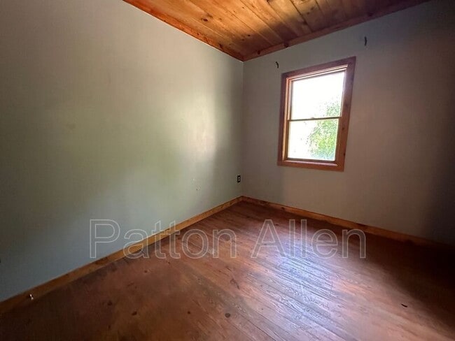 Building Photo - 267 Davis Creek Rd