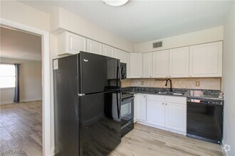 Building Photo - 2102 Alamanda Dr