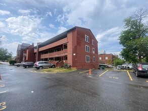 Building Photo - Bright, Updated 2-Bedroom in Prime Burlington Location — Available Now!