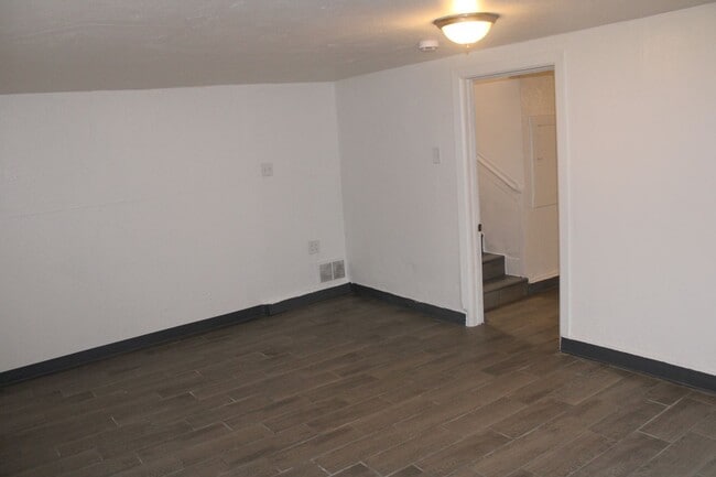 Building Photo - 3 Bedroom, 2 Bath in Single Family Home with BONUS Room Close to Downtown Pittsburg/BART