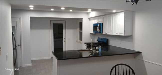 Building Photo - 183 Thorncliffe Dr