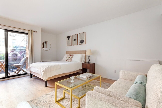 Building Photo - 328 W 11th St