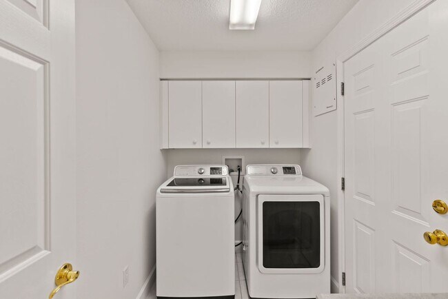 Building Photo - Beautiful Breakaway Trails Pool Home