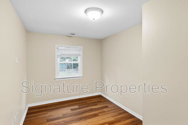 Building Photo - 1413 Robindale Rd