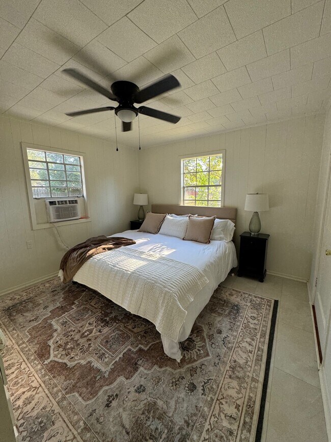 Building Photo - 1104 E Sycamore St