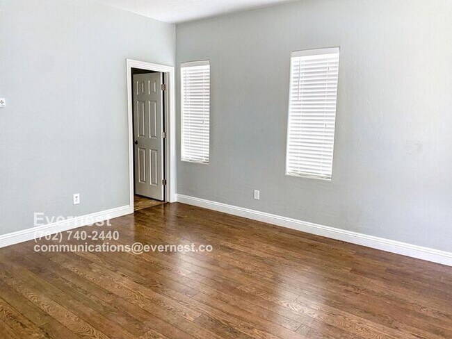 Building Photo - Stunning 5-Bedroom Home with Fireplace and...