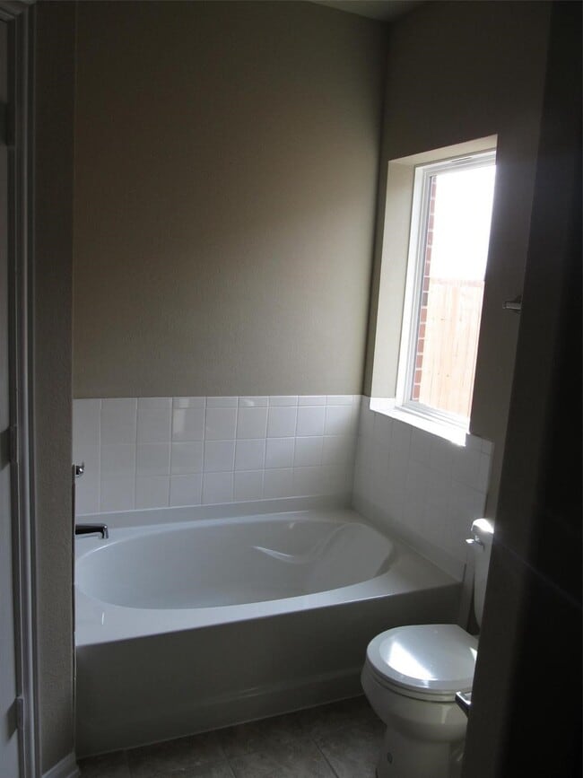 Building Photo - 2310 Thunderbolt Peak Dr