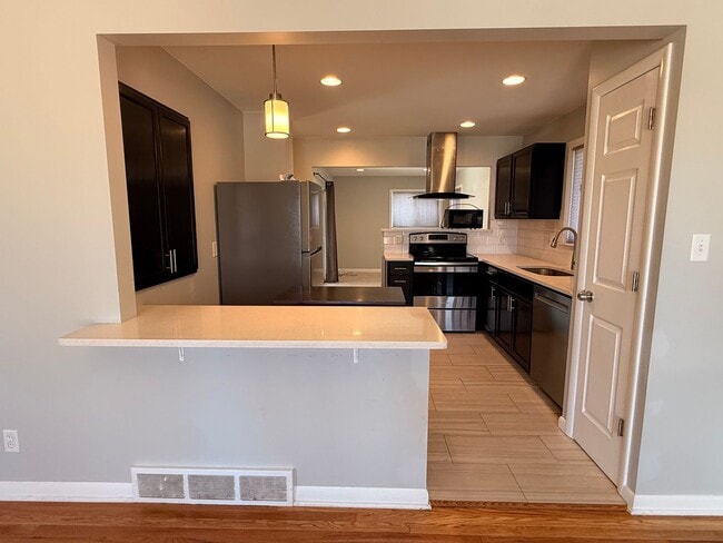 Building Photo - Spacious Twin Lakes Gem!!!