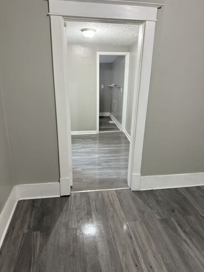 Building Photo - Now available !! Cute 3 bed 2 bth bungalow