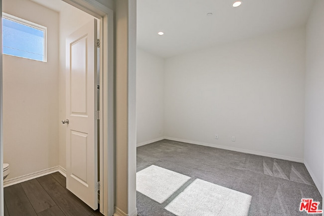 Building Photo - 681 S District Way