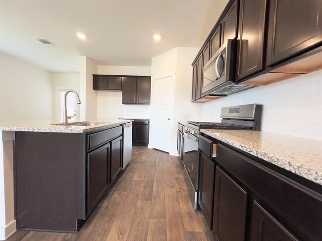 Building Photo - 2900 Egan Dr