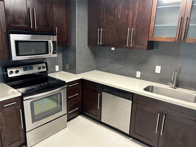 Building Photo - 100 Bayview Dr